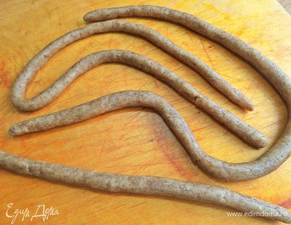 Лучше работать с этим тестом не на мучной доске, а макать пальцы в масло и катать в тонкую колбаску, так было легче, не крошилось.