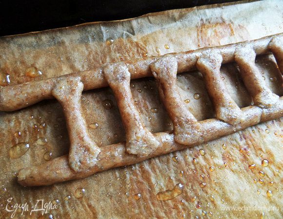 Переносим аккуратно лесенку на смазанный пергамент. У меня лесенки крупные и получилось только 3. У хозяйки рецепта мини-лесенки и вышло 8 шт.