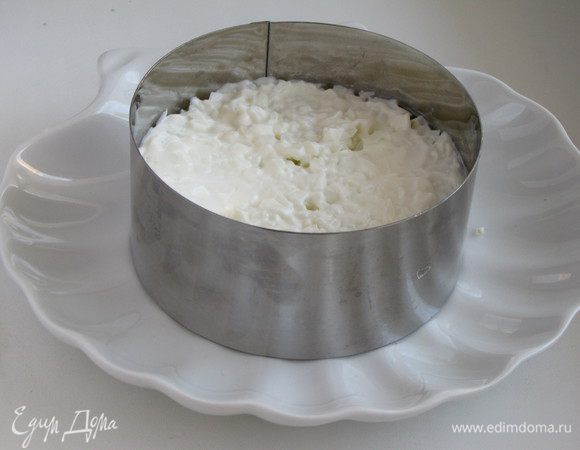 Выложить маринованный лук (хорошо отжать от маринада при помощи бумажных полотенец). Затем мелко рубленные отварные белки.