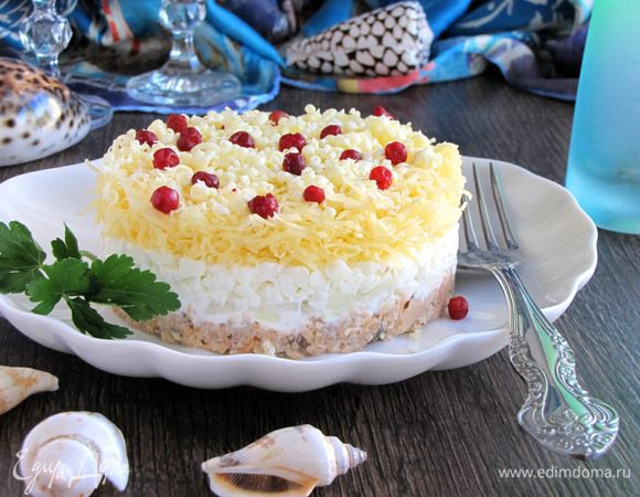 Осторожно снять кольцо. Сверху можно украсить икрой. У меня икры не было, поэтому в ход пошла брусника. 
Угощаем родных и близких! Приятного аппетита!