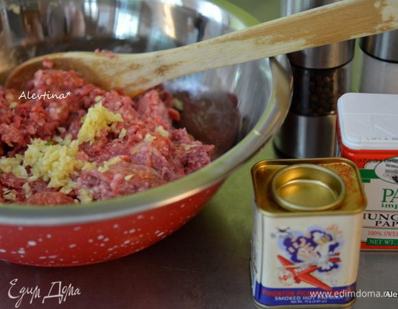 Не жирный фарш в равных пропорциях смешать с порубленным чесноком, яйцом и пряностями.