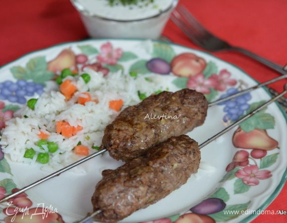 Подаем к столу колбаски с соусом и гарниром. Можно просто на салатных листьях или со свежим хлебом, лепешками.