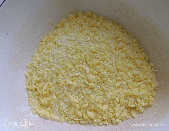 Какао-масло нарезать как можно мельче и растопить на водяной бане. 