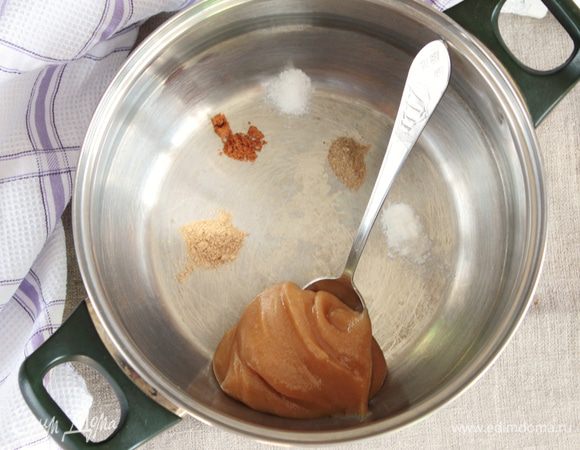 Время указано без учета приготовления бисквита и времени застывания крема, хотя агар-агар застывает мгновенно. Я, наверное, указала даже больше времени, чем может потребоваться для приготовления этого десерта. Итак! Смешать мед (если густой, то 2 ст. л.), молотые имбирь, мускатный орех и кардамон, ванилин и соль.