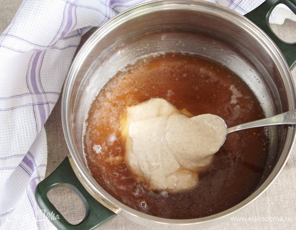 Добавить кипяченую теплую воду, тщательно размешать. Добавить закваску вечную на пике активности и еще раз тщательно размешать.