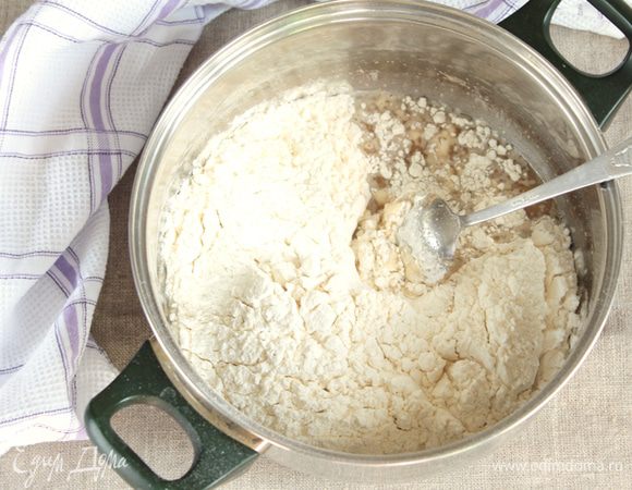 Муку пшеничную предварительно просеять и, добавляя порциями (муки может потребоваться больше или меньше), замесить и тщательно вымесить пластичное тесто, не липнущее к рукам, но не тугое.