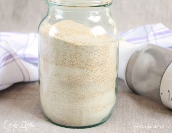 Бисквитная крошка готова. Для данного мини-чизкейка этой крошки многовато, но я такую крошку даже специально готовлю, потому даже не переживаю, если останется. Храню ее в баночке, плотно закрытой, и использую по мере необходимости, например, для обвалки пирожных, конфет, рулетов, потому что такие варианты, как кокосовая стружка, какао и сахарная пудра для этих целей в нашей семье не приветствуются. Или использую в некоторых десертах вместо молотого печенья для оформления тортов. 