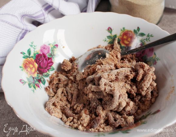 Фиников указываю именно количество, потому что у кого-то финики уже могут быть без косточек, поэтому так будет удобней для всех. Можно взять и большее количество и сделать просто конфетками или увеличить количество ингредиентов для крема, чтобы использовать всю бисквитную крошку. Финики промыть, при наличии удалить косточки и пропустить через мясорубку. Добавляя небольшими порциями крошку в финиковую массу, замесить крутое но пластичное тесто и как можно тщательней вымесить его. 