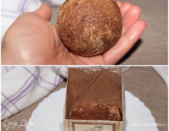 Для нашего десерта нам потребуется колобочек сантиметров 5 в диаметре. На блюдо установить разъемную форму. У меня не оказалось небольшой, я приспособила коробочку от Белевской пастилы, вырезала торцы и поставила на блюдо. Внутри коробочку обернула пищевой пленкой, создавая складочки, чтобы десерт получился рельефный, но у меня не вышло, точнее вышло, но не задумка:) С бумагой для выпечки получалось гораздо интереснее. Чтобы сориентироваться по размерам формы, высота моей формочки получилась 10 см, размер основания 7 х 8,5 см. По дну формочки распределить финиковый колобок. 