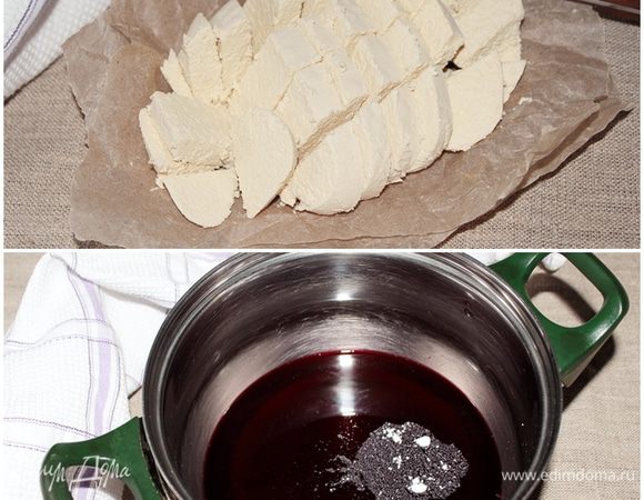 Сыр тофу нарезать на небольшие кусочки, если плотненький. Если кремовый, то просто приготовить, в том числе и блендер или миксер, чтобы были в шаговой доступности. В жаростойкую посуду налить сок. Я использовала домашний от свежезамороженной вишни, он сильно концентрированный, поэтому я взяла 150 мл сока и 50 мл воды. В инструкции к моему агар-агару было такое соотношение, что на 200 мл жидкости 1 ч. л. агар-агара. Этих пропорций для моего десерта вполне достаточно. Добавить ванилин по вкусу, но не переборщите, у меня на кончике чайной ложки. По инструкции к агар-агару было написано, что агар-агар растворить в жидкости, довести до кипения и, постоянно помешивая, кипятить 5 минут. 