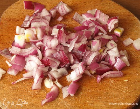 Нарезаем лук. Промываем и варим поджаренную гречку. На 1 стакан крупы 1,5 стакана воды — после закипания солим, варим 15 минут на слабом огне, укутываем казан в полотенце и даем каше дойти.