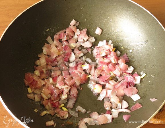 Поджариваем лук.