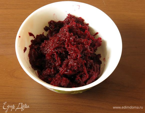 Натираем свеклу, поливаем 1 ст. л. сока лимона.