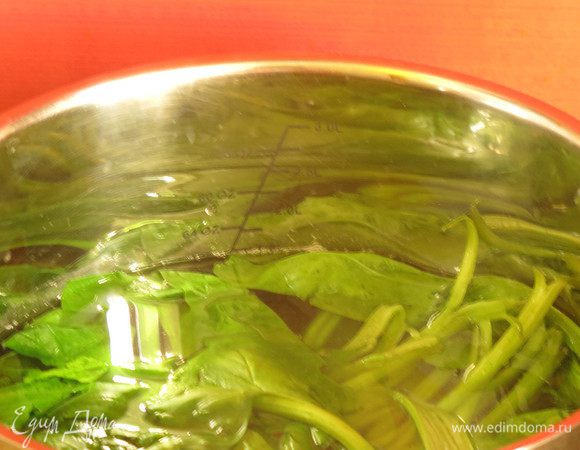 Отвариваем в кипящей воде шпинат 5 минут, охлаждаем его в холодной воде.