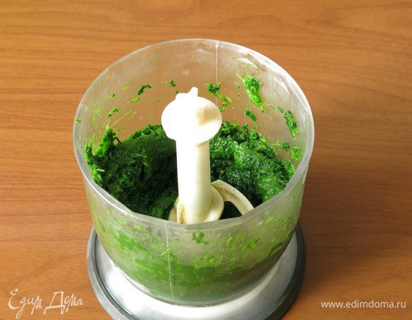 Отжимаем шпинат и измельчаем, добавляем сок лимона.