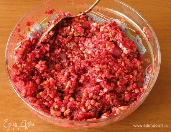 Соединяем часть гречки, половину лука и свеклу, солим, перчим по вкусу.