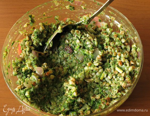 Смешиваем оставшуюся гречку, шпинат, лук, солим, перчим по вкусу.