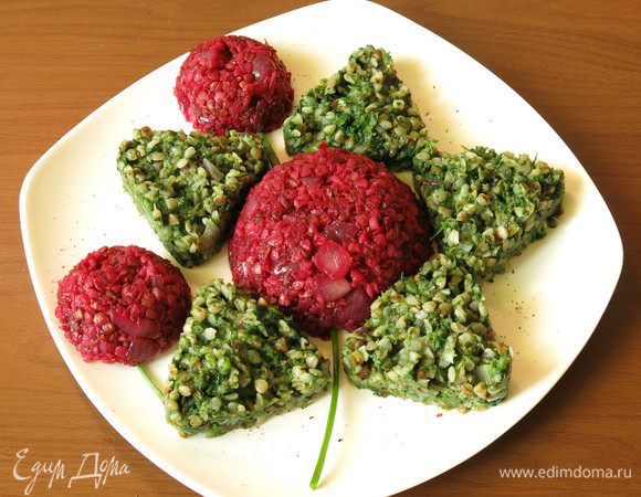 Выкладываем на тарелку разноцветную гречку. Приятного!