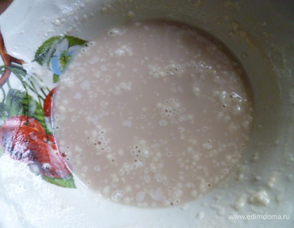 Для начала нужно раскрошить дрожжи и залить 0,5 стакана теплой кипяченной воды, размять рукой и добавить 1 столовую ложку сахара и 1 столовую ложку муки.
Дрожжи исключительно свежие! Сухие и быстрорастворимые для этого рецепта не подойдут.
25 г свежих дрожжей для этого рецепта хватает, больше не нужно. Все и так идеально поднимется.