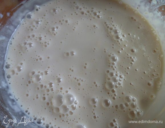 3 столовые ложки муки залить 150 мл кипящего молока, быстро перемешать и,  если появились комочки, то протереть их через сито.