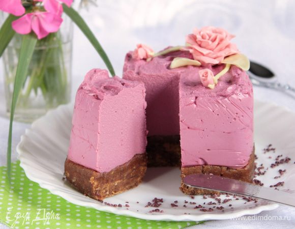 По желанию, украсить и подавать к столу. Приятного чаепития!
В моем варианте вишневый сок очень кислый, а финики для меня очень сладкие, а в данном десерте получается очень вкусное дополнение их друг другом. Сок можно брать любой по вашим предпочтениям и, если вы любите очень сладкое, то можно добавить сахар в крем. Угощайтесь! И будьте здоровы!