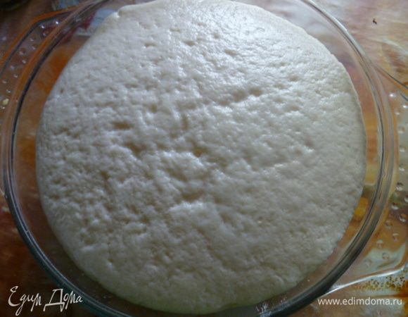 Смешать заваренную молоком муку с дрожжевой смесью, перемешать и дать подойти.
