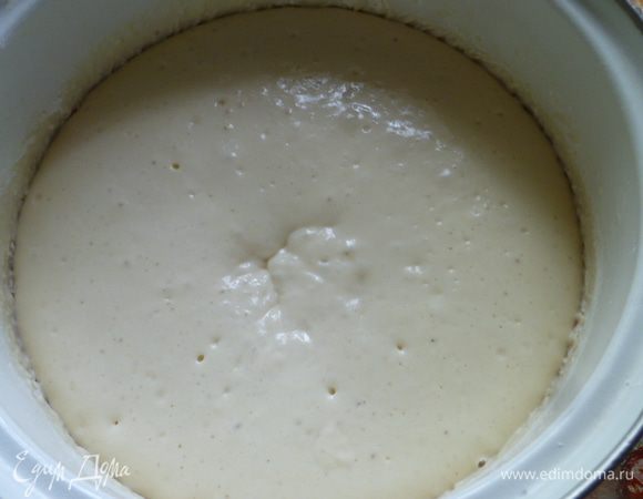 Оставшееся теплое кипяченое молоко вылить в опару и добавить просеянной муки столько, чтобы тесто было, как на оладьи.
Ставим в теплое место для подхода.
И вот опара подошла.