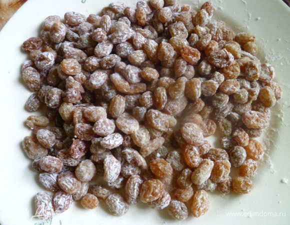 Сухой изюм запарить кипятком, затем слить воду, хорошо обсушить и смешать с крахмалом.
