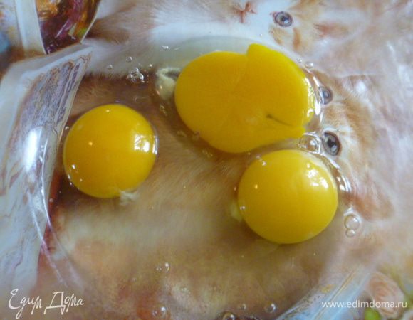 Теперь возьмем яйца комнатной температуры.