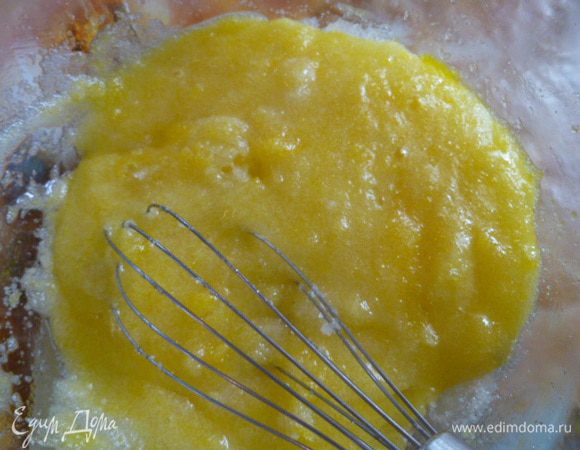 Их нужно растереть с сахаром, ванилином и солью.