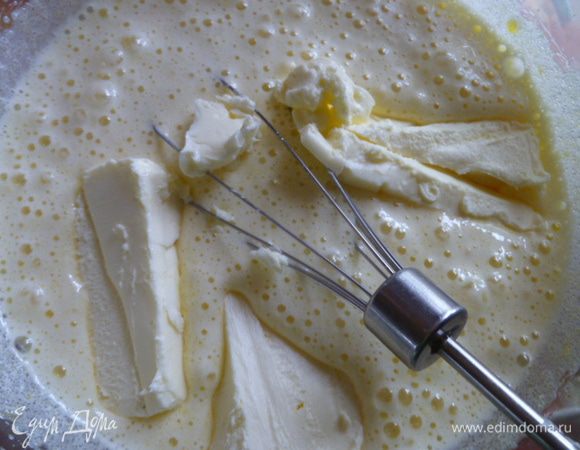 В яичную массу добавить мягкое сливочное масло самой большой жирности.
Хорошо размешать.