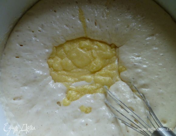 Добавить в подошедшую опару яично-сахарную смесь.