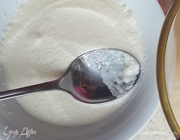 Манку залить молоком и оставить набухать минут 10-15.