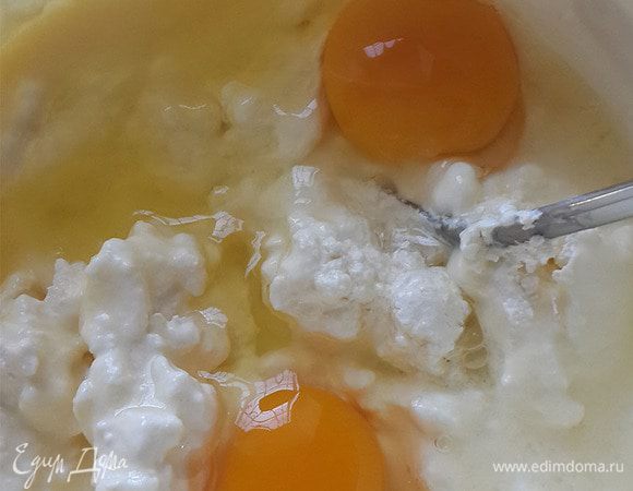 Смешать мягкий творог ( у меня как раз 2 пачки по 180 г каждая) и яйца, добавить ванилин. Если творог комковатый, то взбить его блендером или протереть через сито. Так запеканка будет особо нежной.