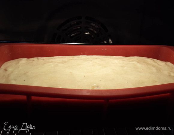 Смешать творожную массу с манкой и бананами. Вылить в силиконовую форму. Запекать при 180°C около 45-50 минут.