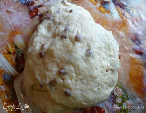 Затем добавить понемногу просеянную муку так, чтобы получилось мягкое, слегка липнущее тесто.
Мукой тесто не забивать!!!
Руки и стол обильно смазать растительным маслом и хорошо вымешивать( выбивать) тесто, пока оно не перестанет прилипать к рукам и столу.
Накрыть полотенцем и оставить для подхода в теплом месте.