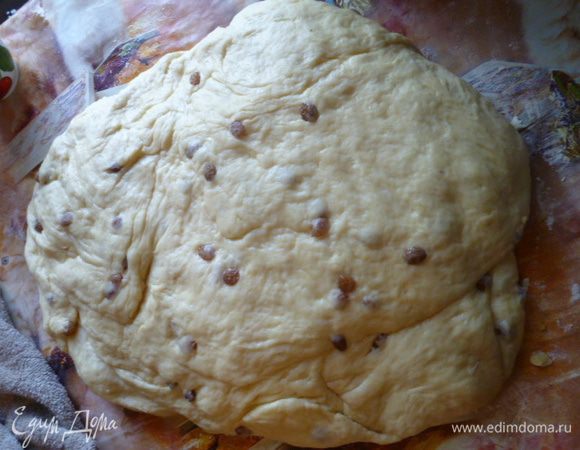 Тесту нужно три подхода.
Первые 2 раза тесто опускать рукой.
После третьего подхода еще раз вымесить.