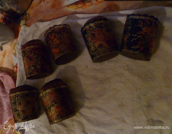 Готовые куличики выкладываем на чистое полотенце боком.
Через 5 минут перевернуть на другой бок.
Накрыть полотенцем.