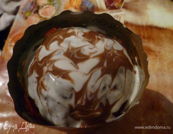 Пока горячие, куличи смазать глазурью.
У меня сахарная глазурь на желатине.
Для этого 1 чайную ложку быстрорастворимого желатина залить 2 столовыми ложками воды на 5 минут.
1 стакан сахара соединить с 4 столовыми ложками воды, нагреть на медленном огне до полного растворения сахара.
Снять с огня и в полученный сироп добавить набухший желатин, хорошо перемешать до полного растворения желатина.
Затем взбивать миксером до белизны 2-3 минуты.
Дать остыть до теплого состояния.
Дальше разделить на 2 части. Одну часть можно подкрасить красителем, какао-порошком, куркумой или свекольным (морковным) соком.
Я же просто добавила 2 чайные ложки какао и хорошо перемешала.
Затем с помощью кисточки нанести белую глазурь на горячий кулич.
Сверху я накапала немного коричневой глазурью и зубочистками сделала разводы.
Глазурь загустеет через 5 минут.
Если ваша глазурь загустела раньше и вы не успели покрыть все куличи, то можно добавить в нее 1 столовую ложку горячей воды и размешать.