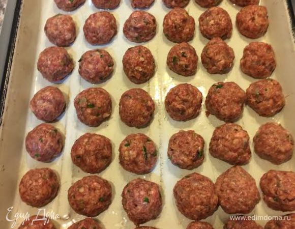 Сформировать шарики  размером с грецкий орех. Выложить на противень и жарить в духовке 30 минут.