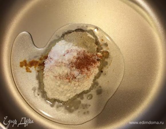 В глубокой сковороде смешать масло, муку, паприку, перец, соль.