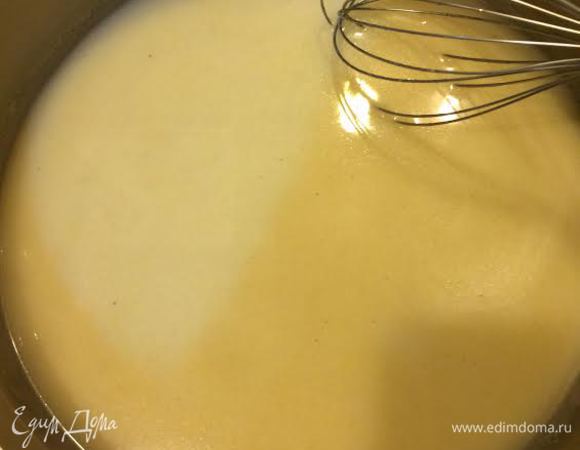 Помешивая залить кипятком, чтобы не было комочков.