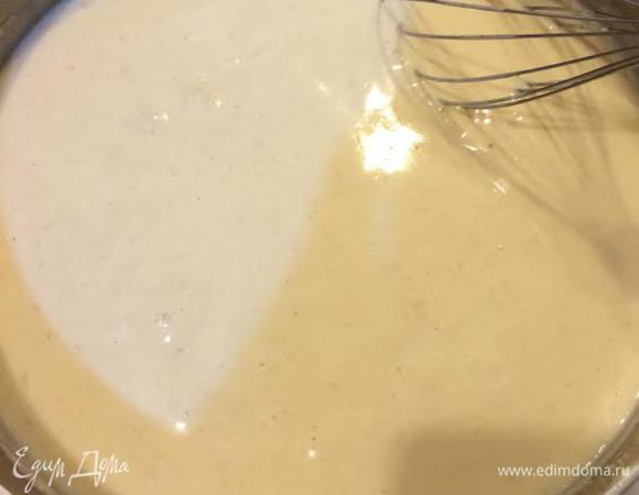 Добавить сметану и помешивая на медленном огне довести до кипения.