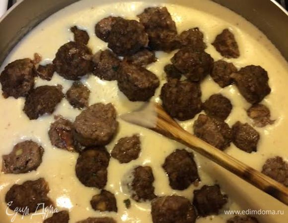 Переложить шарики в соус и перемешать. 