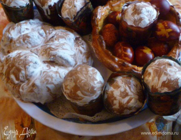 Из данного количества продуктов у меня получается всегда 10 куличиков и 2 косы.
Одна коса как всегда не доживает до фотосессии и покрытия глазурью...