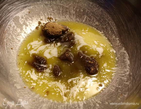 Сахар с растопленым маслом смешаем в однородную массу.