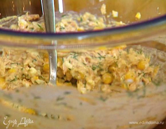 Добавить в начинку йогурт, кукурузу и укроп, все еще раз перемешать.