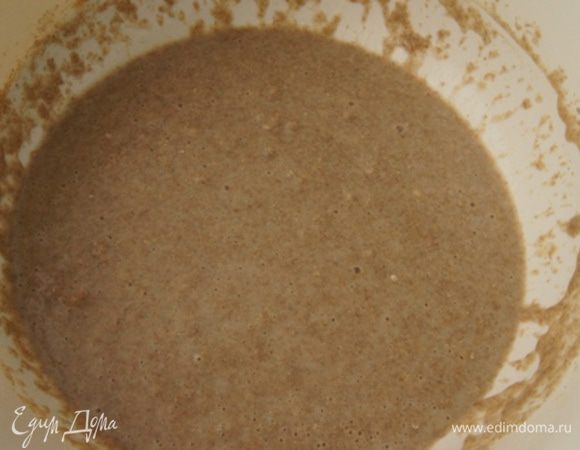 Добавить дрожжи и ржаную муку. Хорошо перемешать и оставить на 20 минут, накрыв крышкой. 