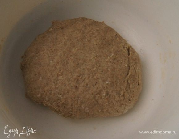 Добавить пшеничную муку и отруби. Замесить тесто, собрать его в шар. Миску смазать маслом растительным и оставить тесто для подъема на 1,5 часа в теплом месте.