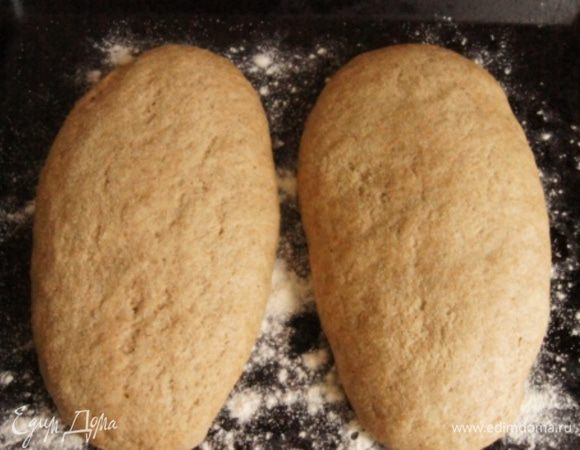 Сформировать 2 батончика, смазать их растопленным сливочным маслом и присыпать манной крупой. Оставить подняться на 30-40 минут.

*В следующий раз испеку в формах, показалось что батончики немного расползлись и получились невысокими.